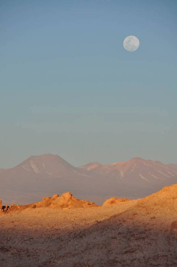 Magnífica lua cheia no Valle de la Luna, em San Pedro de Atacama - Chile